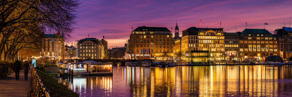 10250604 - Abendortpanorama an der Binnenalster | Blick über die Binnenalster auf den erleuchteten Jungfernstieg, den Michel und das Alsterhaus.