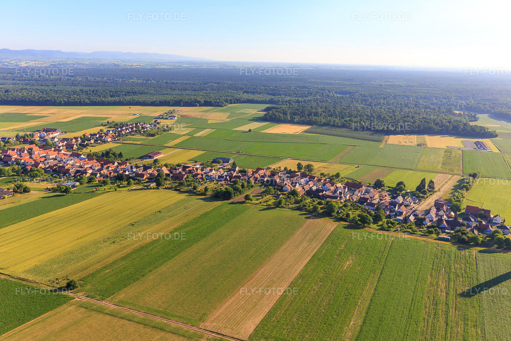 Luftbild: Ortsansicht von Nordwesten in Schleithal im Bundesland Bas-Rhin in Frankreich. – Foto: IMG_100963.jpg vom 17.06.2017 durch Werner Riehm/FLY-FOTO.de – Auflösung des Originals: 5472 x 3648 px