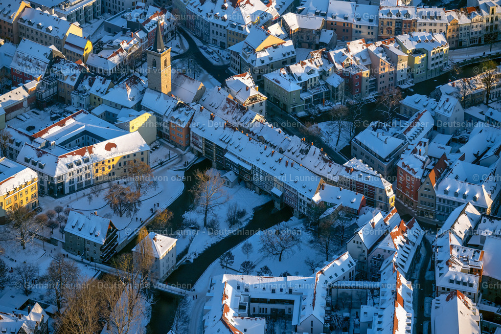 4045078 | ERFURT 14.02.2021 Winterlich schneebedeckte Historische Alte Brücke " Krämerbrücke Erfurt " über die Gera im Ortsteil Altstadt in Erfurt im Bundesland Thüringen, Deutschland. Weiterführende Informationen bei: Landeshauptstadt Erfurt. // Wintry snowy historic Old Bridge " Kraemerbruecke Erfurt " across Gera in the district Altstadt in Erfurt in the state Thuringia, Germany. Further information at: Landeshauptstadt Erfurt. Foto: Gerhard Launer