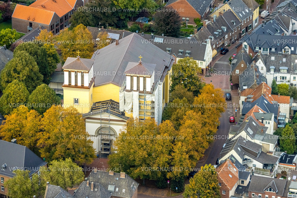 Rees241010042 | Luftbild, Kirche St. Mariä Himmelfahrt katholische Stadtpfarrkirche Rees, klassizistische Kirchenarchitektur, Renovierungsarbeiten mit Baugerüst an der Fassade, Niedermörmter, Rees, Niederrhein, Nordrhein-Westfalen, Deutschland