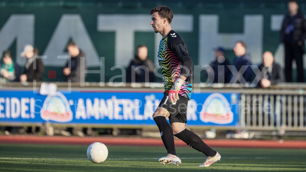 Fussball, Regionalliga Nord, SV Werder Bremen II - VfB Lübeck | v.li.: Spyros Angelidis (Spyridon, Torhüter, Torwart, SV Werder Bremen II, 1) am Ball, Freisteller, Einzelbild, Ganzkörper, Aktion, Action, Spielszene