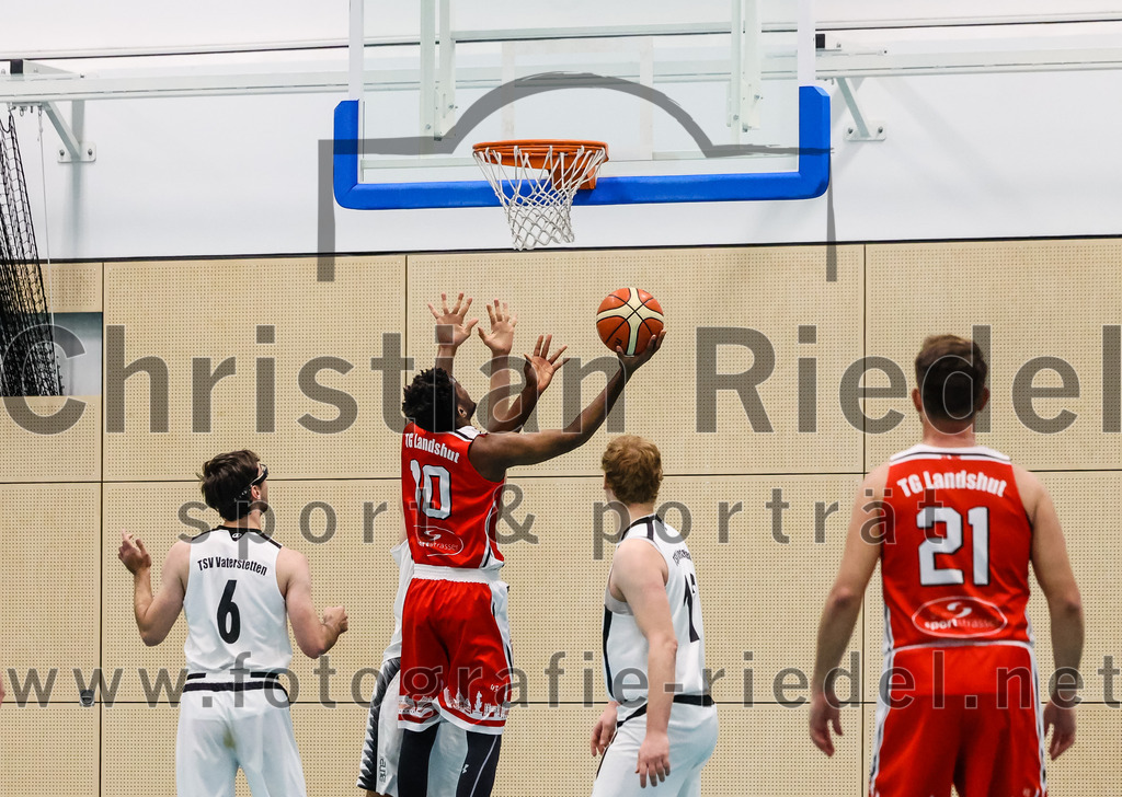 2022-12-03_032_TSV_Vaterstetten_gegen_TG_Landshut | Vaterstetten, Deutschland, 03.12.2022:
Basketball, Bayernliga Herren Südost 2022 / 2023, 7. Spieltag, TSV Vaterstetten gegen TG Landshut, Endergebnis: 71:78

Maximilian Rothe (TSV Vaterstetten, #6),  (TG Landshut, #10), Alain Gales (TSV Vaterstetten, #12),  (TG Landshut, #21)

Foto: Christian Riedel / fotografie-riedel.net