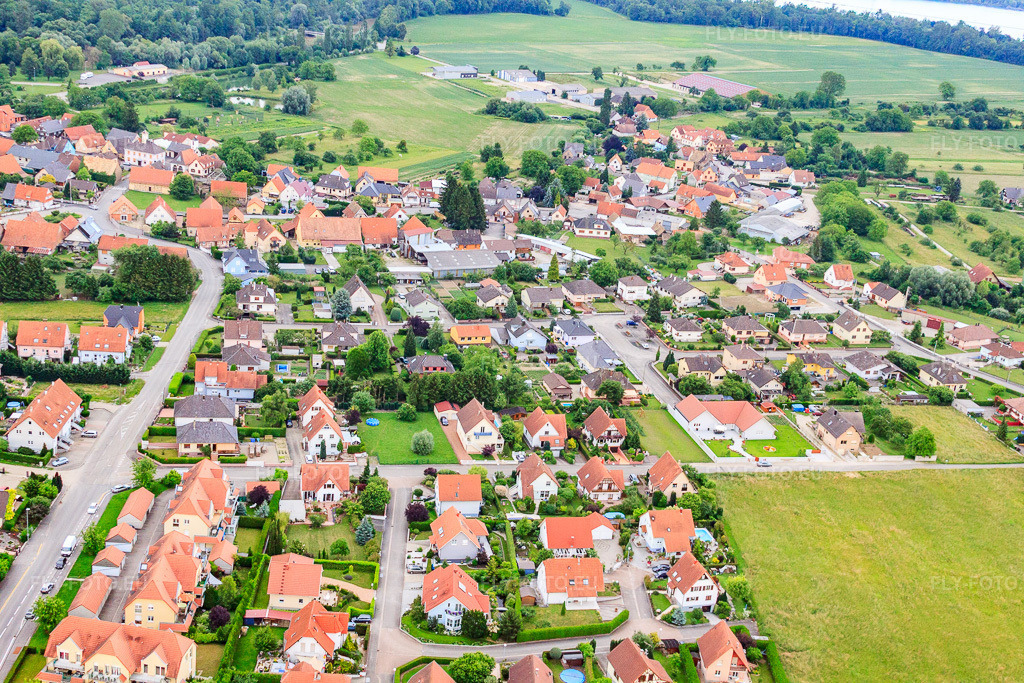 Vue aérienne: Route du Rhin depuis l'ouest à Sessenheim dans le département Bas Rhin, France – .Photo: IMG_28813.jpg prise le 14/06/2010 par Werner Riehm/FLY-FOTO.eu – Résolution de l'original: 4752 x 3168 px