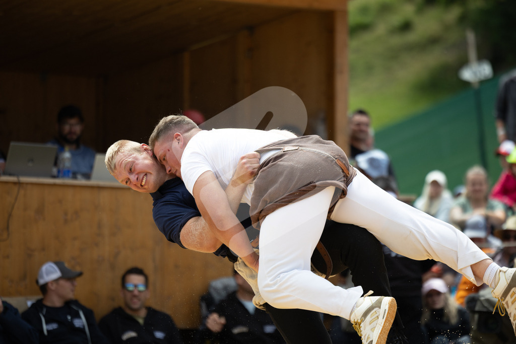 Rigi2025_1909 | Die Schwinger des Schwyzer Kantonalen Schwingerverbandes: Fotos, die Dynamik und Leidenschaft festhalten, sowie emotionale Momente aus dem traditionellen Schwingsport zeigen. - Realisiert mit Pictrs.com