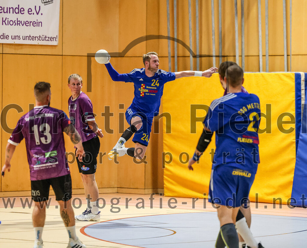 2024-10-13_067_SpVgg_Altenerding_gegen_SSG_Metten | Erding, Deutschland, 13.10.2024:Handball, Bezirksoberliga Männer 2024 / 2025, 4. Spieltag, SpVgg Altenerding gegen SSG Metten, Endergebnis: 40:22Sebastian Forster (SpVgg Altenerding, #13), Matthias Elgeti (SSG Metten, #24)Foto: Christian Riedel / fotografie-riedel.net