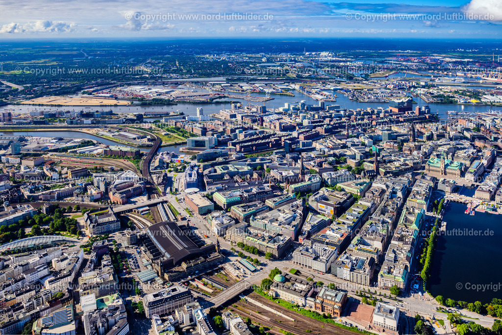 Hamburg_Mitte_ELS_0991050823 | HAMBURG 20.08.2023 Stadtzentrum im Innenstadtbereich am Ufer der Alster im Ortsteil Altstadt in Hamburg, Deutschland. // The city center in the downtown area on lake side of Alster in the district Altstadt in Hamburg, Germany. Foto: Martin Elsen