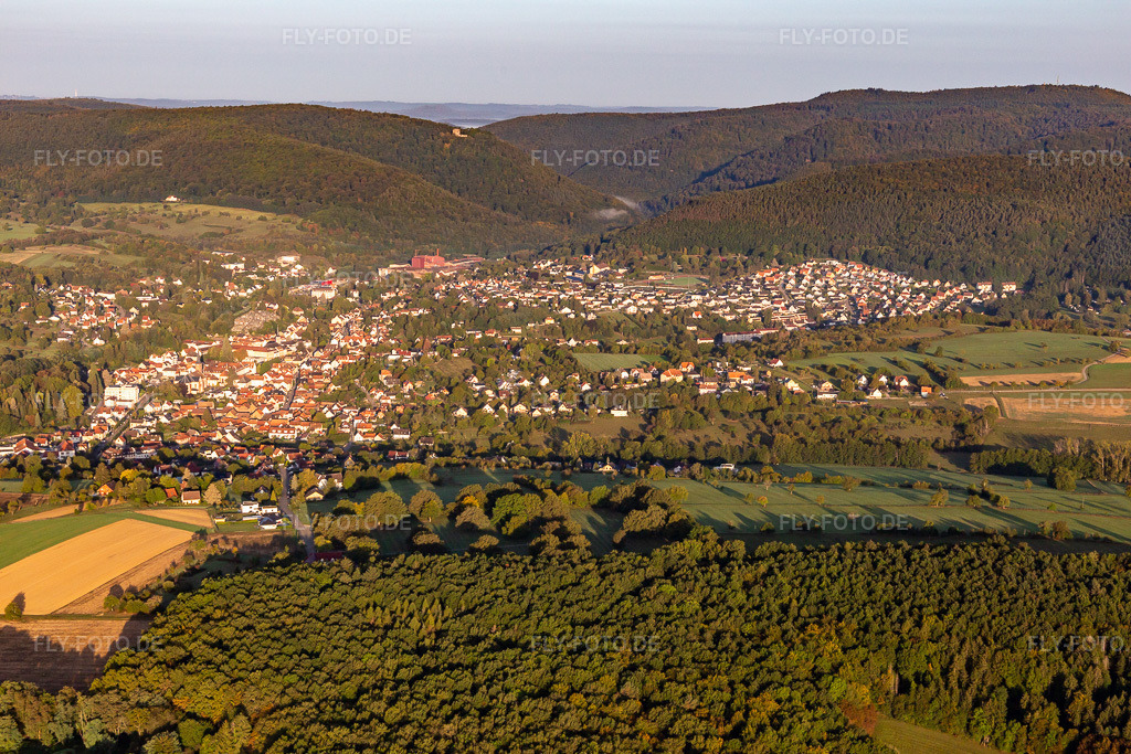 Luftbild: Ortsansicht von Osten in Niederbronn-les-Bains im Bundesland Bas-Rhin in Frankreich. Foto: IMG_139178.jpg vom 01.10.2023 durch Werner Riehm/FLY-FOTO.de