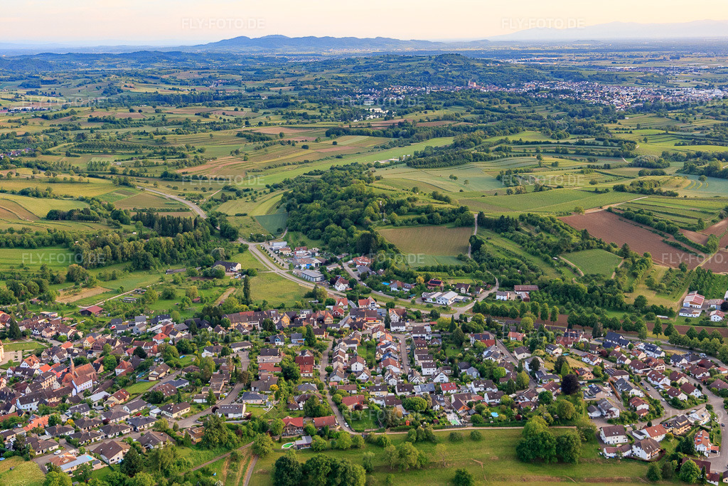 Luftbild: Dorfansicht von Nordwesten mit Schmieheimer Schloss im Ortsteil Schmieheim in Kippenheim im Bundesland Baden-Württemberg in Deutschland. Foto: IMG_147497.jpg vom 29.05.2025 durch Werner Riehm/FLY-FOTO.de