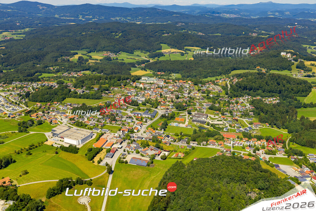 Aktuelles Luftbild von  Fürstenstein - Die Luftaufnahme wurde 2022 mittels UL-Flugzeug erstellt ( keine Drohne ) - hochauflösende Kamera-Systeme von  Canon -Beste Qualität - Für grossformatige Ausdrucke geeignet. Die Geschenkidee !