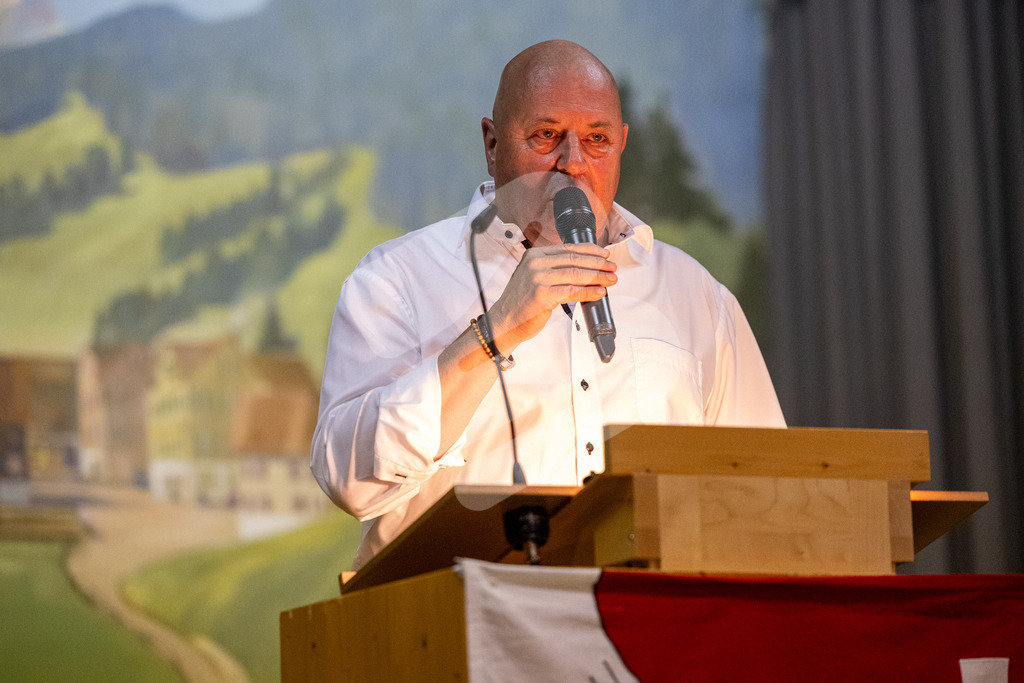 SKE100J_4848 | Die Schwinger des Schwyzer Kantonalen Schwingerverbandes: Fotos, die Dynamik und Leidenschaft festhalten, sowie emotionale Momente aus dem traditionellen Schwingsport zeigen. - Realisiert mit Pictrs.com