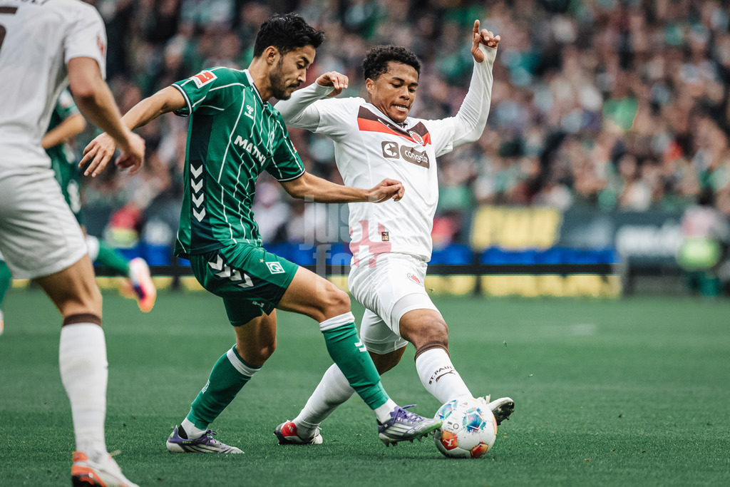 Fußball | Männer | Saison 2025/2026 | 1. Fußball-Bundesliga | 6. Spieltag | SV Werder Bremen vs. FC St. Pauli | 04.10.2025 | v.l. Yukinari Sugawara (#03, SV Werder Bremen) gegen Joel Chima Fujita (#16, FC St. Pauli)