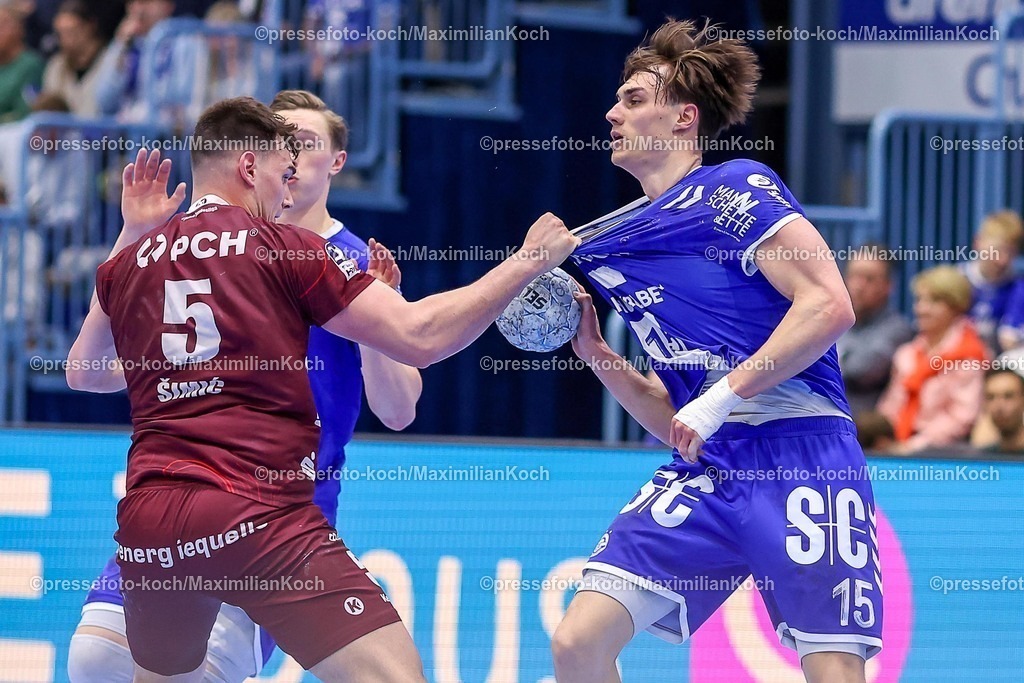 Gum25042501045 | 25.04.2025, Handball, HBL, VfL Gummersbach - 1. VfL Potsdam, Schwalbe-Arena: Josip Simic (VfL Potsdam #05) gegen Miro Schluroff (GUM #15) 