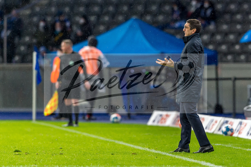BSCRBL20220220_025 | Fussball, Herren: Trainer Tayfun Korkut (Hertha BSC) gestikuliert, Gestik bei dem Spiel der 1. Bundesliga zwischen Hertha BSC und RB Leipzig im Olypiastadion am 20.02.2022 in Berlin, Deutschland.DFB / DFL REGULATIONS PROHIBIT ANY USE OF PHOTOGRAPHS AS IMAGE SEQUENCES AND/OR QUASI-VIDEO. - Realisiert mit Pictrs.com