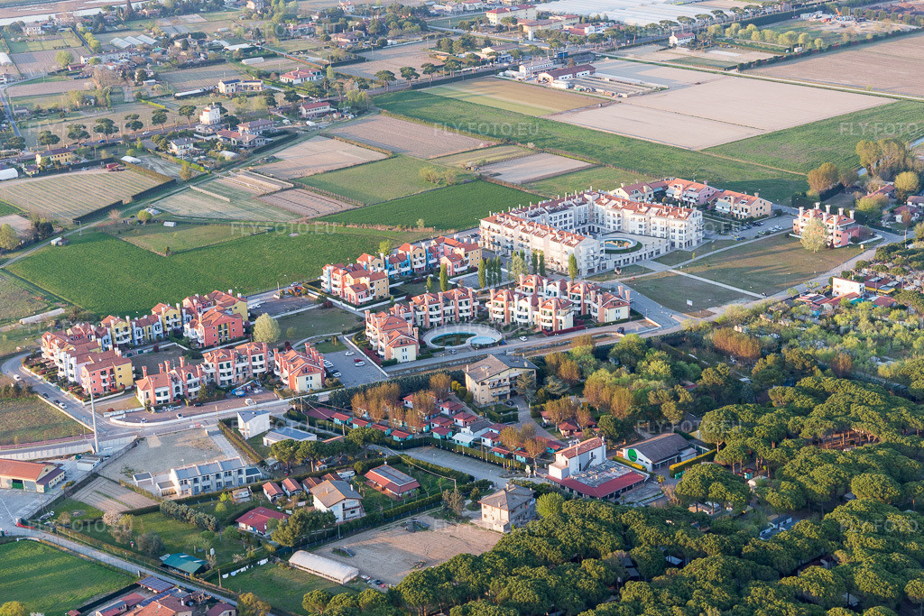 Vue aérienne: Vue de la ville à Cavallino-Treporti dans le département Vénétie, Italie. Photo: IMG_098296.jpg prise le 03/04/2017 par Werner Riehm/FLY-FOTO.eu – Résolution de l'original: 5348 x 3565 px