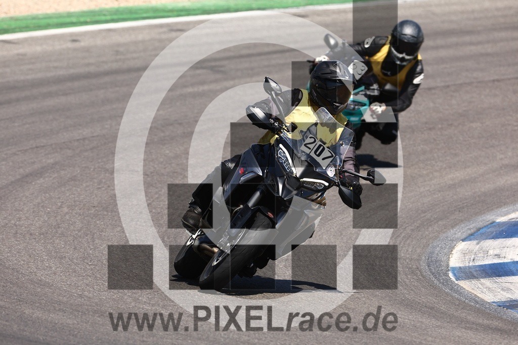 0207-20250704_02457 | Schöne Erinnerungen an spannende Momente - das festzuhalten ist unser Job. PIXELrace.de ist seit 2003 auf den Rennstrecken Europas unterwegs um die Action draußen beim Fahren und die wunderbare Stimmung imm Fahrerlager für euch einzufangen.