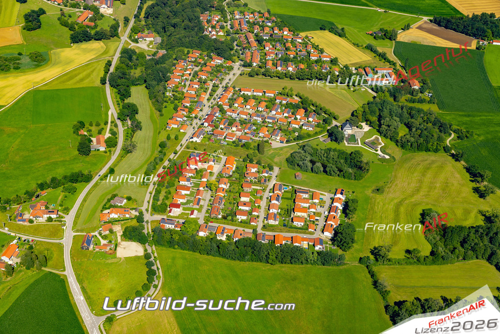 Aktuelles Luftbild von  Tittmoning - Die Luftaufnahme wurde 2022 mittels UL-Flugzeug erstellt ( keine Drohne ) - hochauflösende Kamera-Systeme von  Canon -Beste Qualität - Für grossformatige Ausdrucke geeignet. Die Geschenkidee !