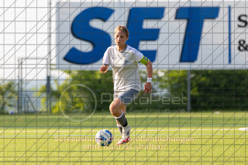 20260508_184145_0157_(c)_by_PhotoPeet | #,TSV Eschenbach (hell) vs. TSV Weilheim (rot), Fußball, C-Juniorinnen Kreisstaffel 2, Bezirk Neckar/Fils, 07.Spieltag,  Saison 2025/2026, Kunstrasenplatz, Schlater Straße, 73107 Eschenbach, 08.05.2026 - 18:30 Uhr,Foto: PhotoPeet / Sport- &amp; Eventfotografie / Peter Harich