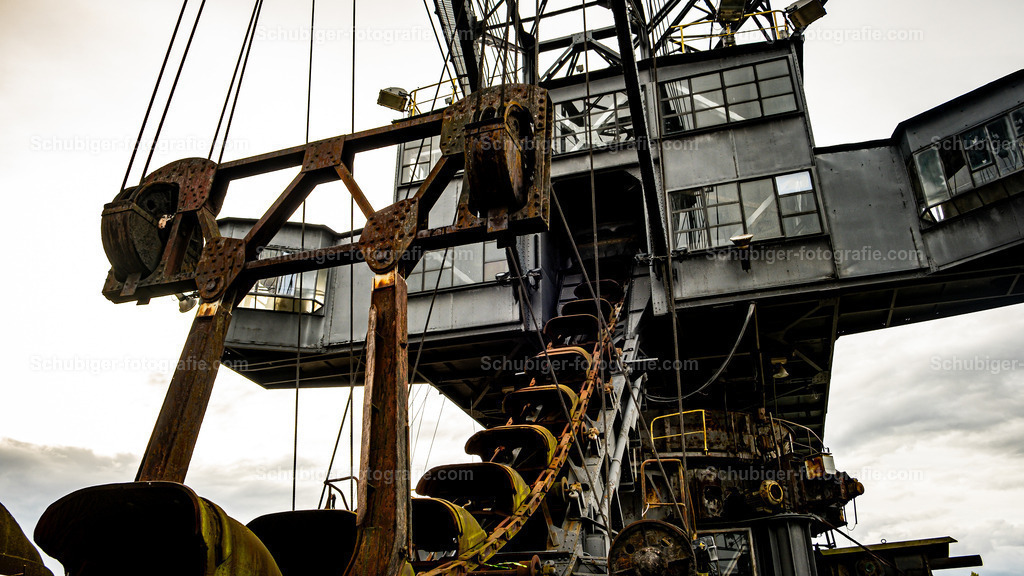DSCF2021 | Ferropolis ist ein Industriemuseum und Veranstaltungsort in Gräfenhainichen östlich von Dessau-Roßlau auf einer Halbinsel im Gremminer See, dem ehemaligen Tagebau Golpa-Nord. Ferropolis ist Ankerpunkt der Europäischen Route der Industriekultur. Wikipedia - Realisiert mit Pictrs.com