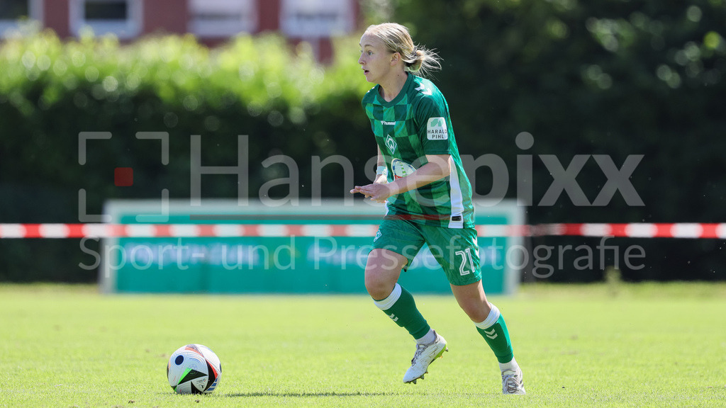 Fussball, Testspiel Frauen, Borussia Mönchengladbach - SV Werder Bremen | v.li.: Caroline Siems (SV Werder Bremen, 21) am Ball, Freisteller, Einzelbild, Ganzkörper, Aktion, Action, Spielszene