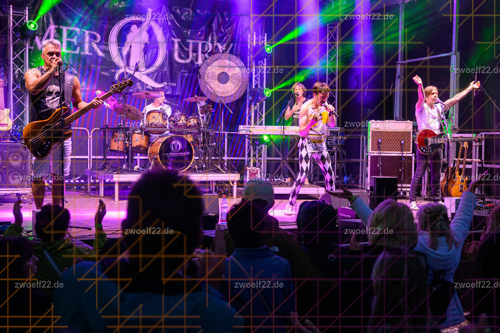 MerQury zum Stadtfest Wilsdruff, Wildruff am 22.08.2026 | Zum Stadtfest Wilsdruff 2026 gastierte die Dresdner Queen-Tribute-Band MerQury am Samstag Abend auf dem Markt in Wilsdruff. - Realisiert mit Pictrs.com