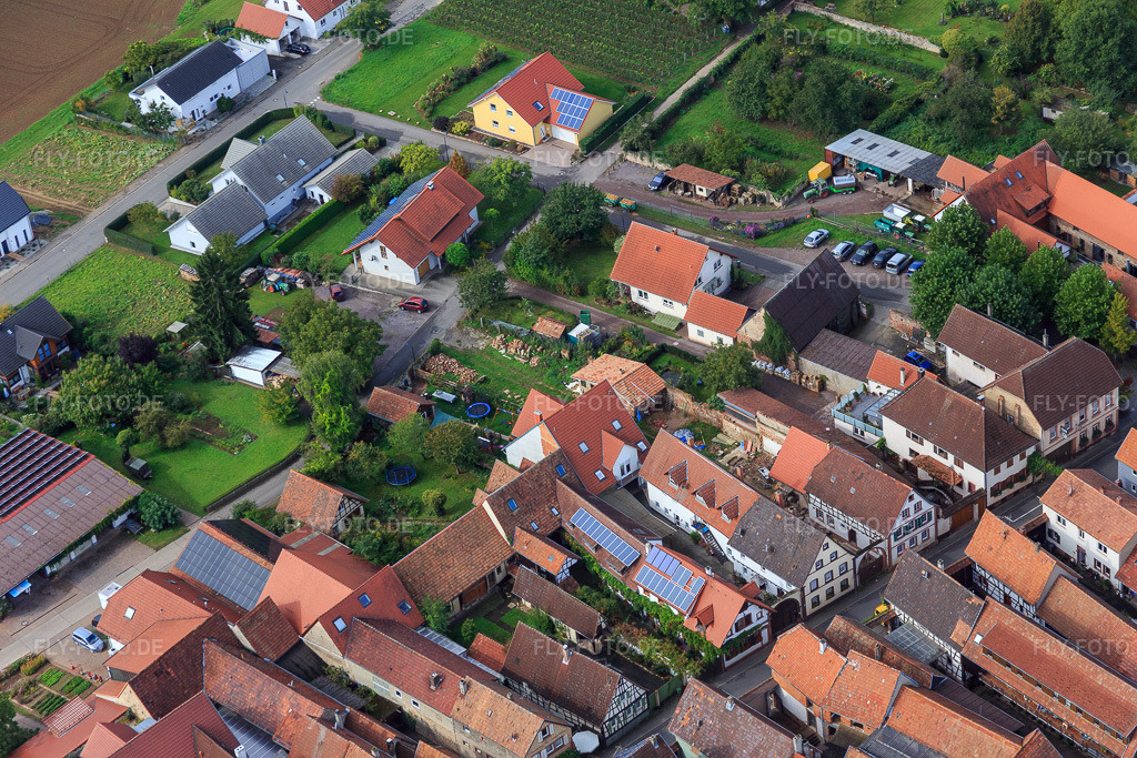 Luftbild: Am Pfarrgarten im Ortsteil Heuchelheim in Heuchelheim-Klingen im Bundesland Rheinland-Pfalz in Deutschland. Foto: IMG_072659.jpg vom 19.09.2014 durch Werner Riehm/FLY-FOTO.deAuflösung des Originals: 5472 x 3648 px
