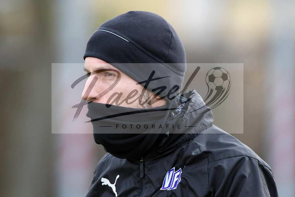20200221_TRAOSN_0029 | Fussball, Herren: Bashkim Ajdini (VfL Osnabrueck) schaut waehrend der Trainingseinheit des VfL Osnabrueck im Sportpark Illoshoehe am 21.02.2020 in Osnabrueck, Deutschland. - Realisiert mit Pictrs.com