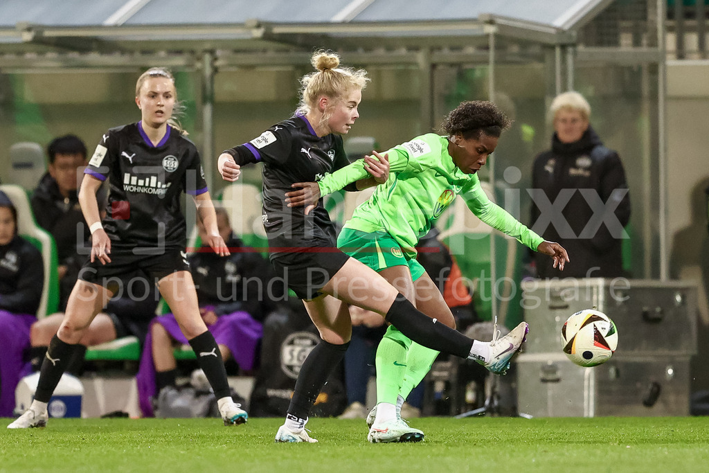Fussball, Google Pixel Frauen-Bundesliga, VfL Wolfsburg - SGS Essen | v.li.: Jette ter Horst (SGS Essen, 6) und Lineth Beerensteyn (VfL Wolfsburg, 9) im Zweikampf, Duell, Dynamik, Aktion, Action, Spielszene, DIE DFB-RICHTLINIEN UNTERSAGEN JEGLICHE NUTZUNG VON FOTOS ALS SEQUENZBILDER UND/ODER VIDEOÄHNLICHE FOTOSTRECKEN. DFB REGULATIONS PROHIBIT ANY USE OF PHOTOGRAPHS AS IMAGE SEQUENCES AND/OR QUASI-VIDEO.