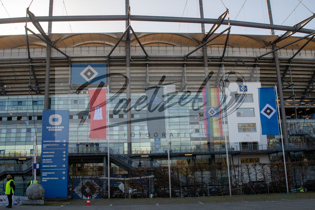 HSVSCF20220419_047 | Fussball, Herren: . Aussenansicht beim DFB-Pokal-Halbfinalspiel zwischen Hamburger SV und SC Freiburg im Volksparkstadion am 19.04.2022 in Hamburg, Deutschland.DFB / DFL REGULATIONS PROHIBIT ANY USE OF PHOTOGRAPHS AS IMAGE SEQUENCES AND/OR QUASI-VIDEO. - Realisiert mit Pictrs.com