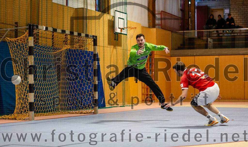 2024-10-20_102_SpVgg_Altenerding_II_gegen_TSV_Taufkirchen-Vils | Erding, Deutschland, 20.10.2024:Handball, Bezirksliga Männer Ost 2024 / 2025, 3. Spieltag, SpVgg Altenerding II gegen TSV Taufkirchen/Vils, Endergebnis: 15:20Torwart Otto Donaubauer (SpVgg Altenerding, #1), Tobias Huber (TSV Taufkirchen/Vils, #13)Foto: Christian Riedel / fotografie-riedel.net