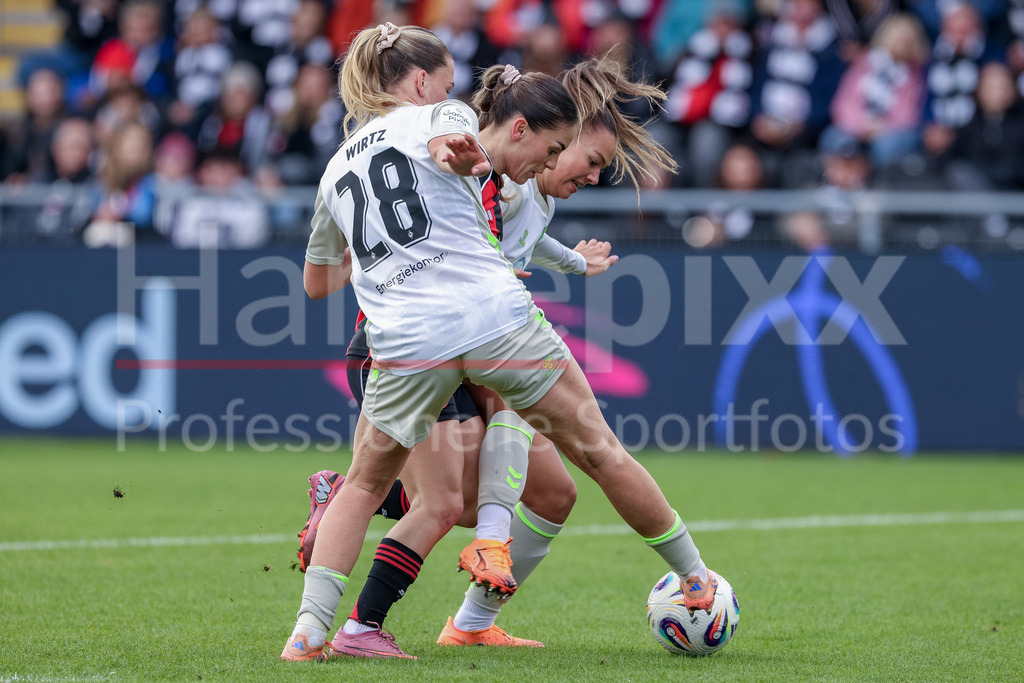 Fussball, Google Pixel Frauen-Bundesliga, Eintracht Frankfurt - SV Werder Bremen | v.li.: Juliane Wirtz (SV Werder Bremen, 28), Ereleta Memeti (Eintracht Frankfurt, 27) und Maja Sternad (SV Werder Bremen, 11) im Zweikampf, Duell, Dynamik, Aktion, Action, Spielszene, DIE DFB-RICHTLINIEN UNTERSAGEN JEGLICHE NUTZUNG VON FOTOS ALS SEQUENZBILDER UND/ODER VIDEOÄHNLICHE FOTOSTRECKEN. DFB REGULATIONS PROHIBIT ANY USE OF PHOTOGRAPHS AS IMAGE SEQUENCES AND/OR QUASI-VIDEO.