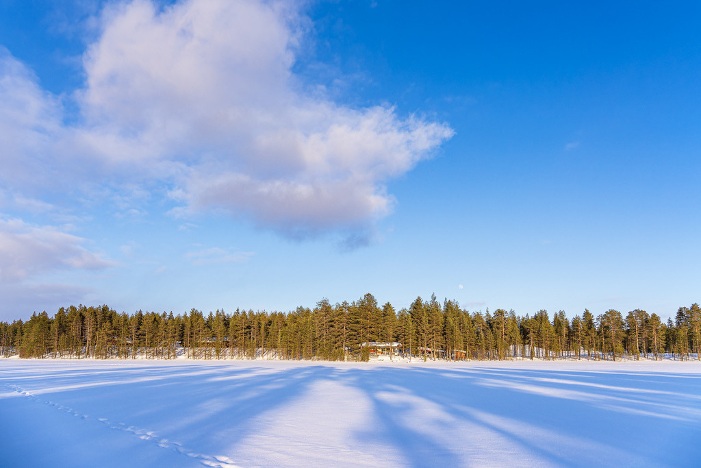 Landschaft mit Schnee und See im Winter in Kuusamo, Finnland | Landschaft mit Schnee und See im Winter in Kuusamo, Finnland.