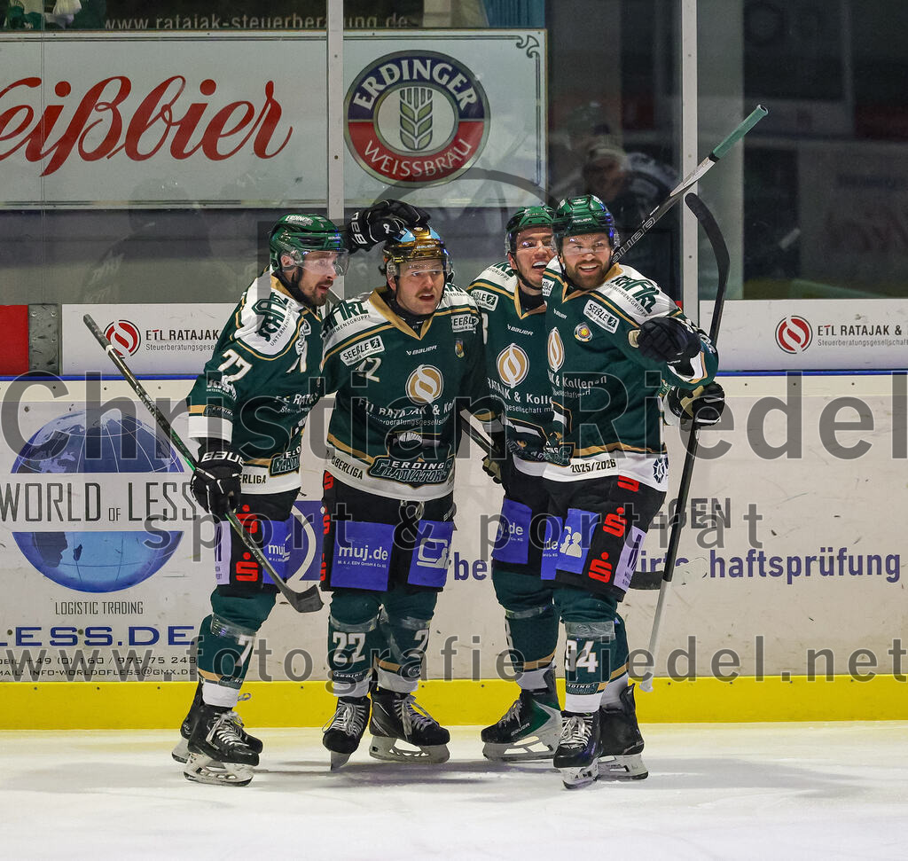 2026-01-23_086_TSV_Erding_gegen_SC_Riessersee | Erding, Deutschland, 23.01.2026:Eishockey, Oberliga Süd 2025 / 2026, 40. Spieltag, TSV Erding gegen SC Riessersee, Endergebnis: 6:5 n.V.Philipp Michl (Erding Gladiators, #77), Grady Hobbs (Erding Gladiators, #22), Paul Pfenninger (Erding Gladiators, #58), Markus Eberhardt (Erding Gladiators, #94)Foto: Christian Riedel / fotografie-riedel.net