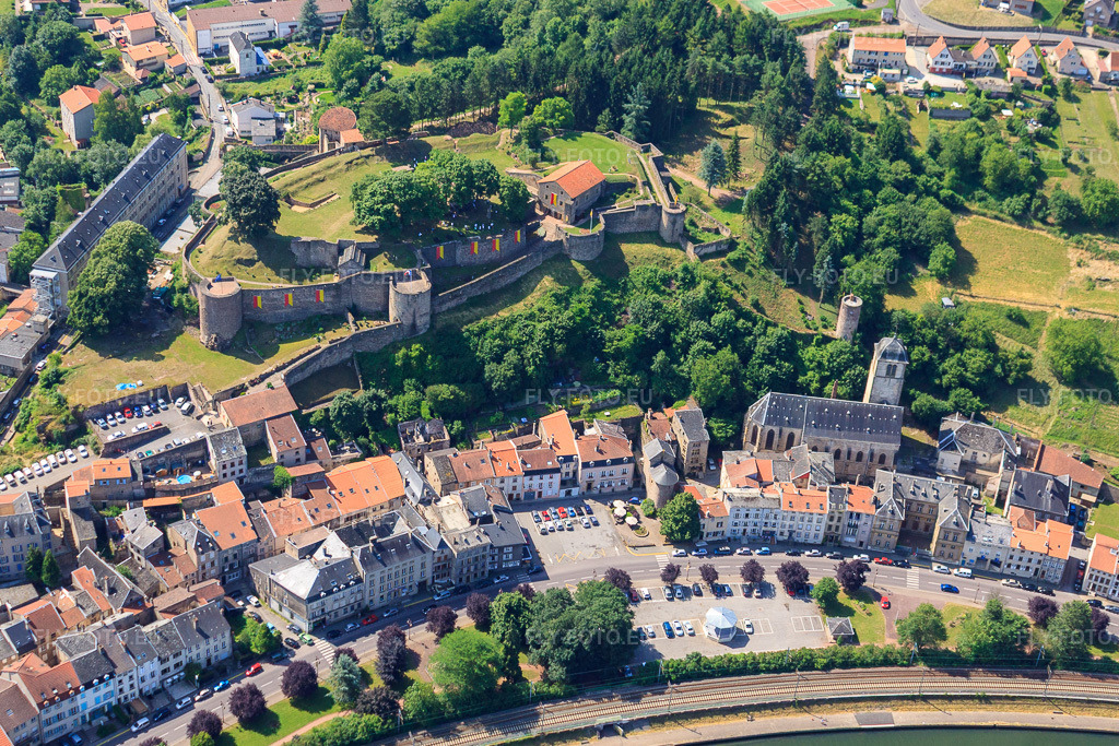 Vue aérienne: Quai des Ducs de Lorraine devant le Château de Sierck à Sierck-les-Bains dans le département Moselle, France – .Photo: IMG_29626.jpg prise le 27/06/2010 par Werner Riehm/FLY-FOTO.eu – Résolution de l'original: 4304 x 2869 px – Château des Ducs de Lorraine