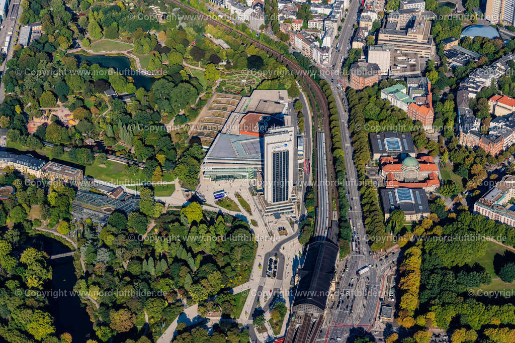 Hamburg_Dammtor_CCH_Congress_Centrum_ELS_1950220922 | HAMBURG 22.09.2022 Congress Center (CCH) am Hochhaus- Gebäude der Hotelanlage Radisson Blu an der Marseiller Straße in Hamburg, Deutschland. Weiterführende Informationen bei: Hamburg Messe und Congress GmbH,  LEONHARD WEISS GmbH & Co. KG,  Radisson Hospitality, Inc.,  Sprinkenhof GmbH,  Tim Hupe Archietekten,  agn Niederberghaus & Partner GmbH,  verbundhochdrei GmbH. // Congress Center ( CCH ) on High-rise building of the hotel complex Radisson Blu on Marseiller Strasse in Hamburg, Germany. Further information at: Hamburg Messe und Congress GmbH,  LEONHARD WEISS GmbH & Co. KG,  Radisson Hospitality, Inc.,  Sprinkenhof GmbH,  Tim Hupe Archietekten,  agn Niederberghaus & Partner GmbH,  verbundhochdrei GmbH. Foto: Martin Elsen