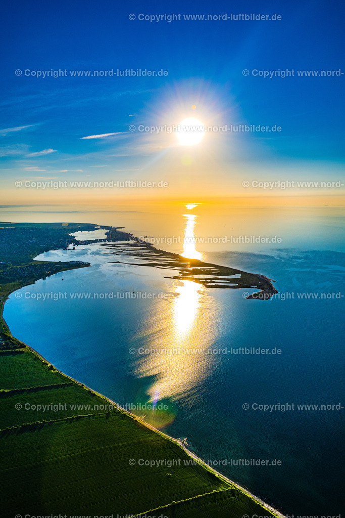 Heiligenhafen_Sonnuntergang_ELS_8903030622 | GROßENBRODE 03.06.2022 Spiegelung und Sonnen- Strahlen Reflektion auf der Wasser - Oberfläche in Großenbrode an der Ostseeküste im Bundesland Schleswig-Holstein, Deutschland. // Reflection and sun rays reflection on the water - surface in Grossenbrode on the Baltic Sea coast in the state Schleswig-Holstein, Germany. Foto: Martin Elsen