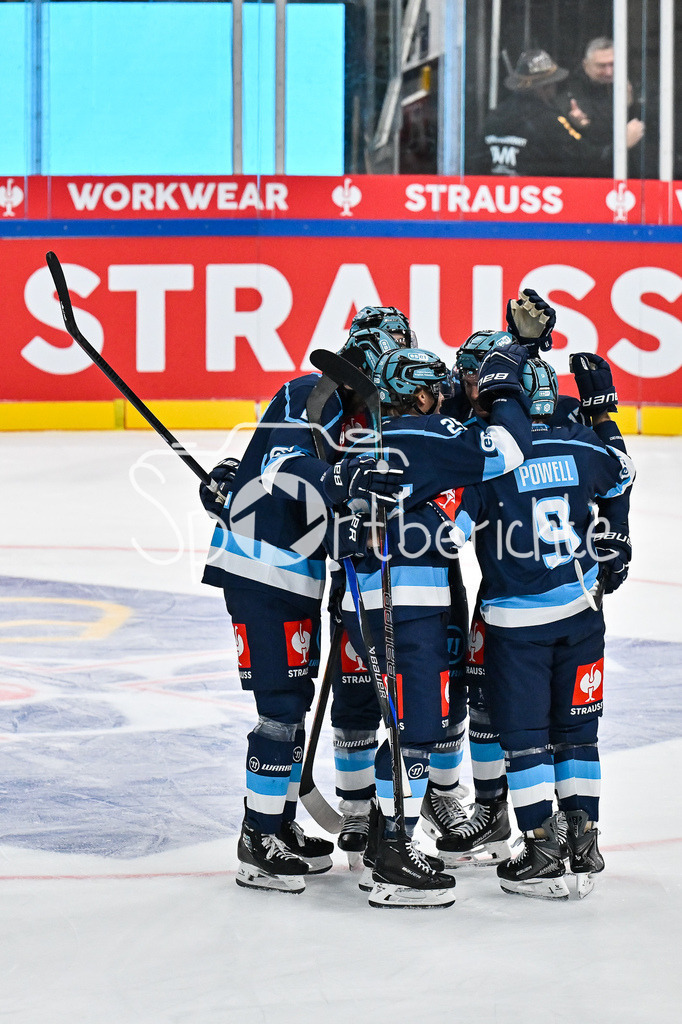 ERC Ingolstadt - Frölunda HC | INGOLSTADT, GERMANY - 02. DECEMBER: Jubel der Hausherren nach dem Treffer zum 1-0 durch Leon HÜTTL (ERC Ingolstadt 25) / Tor / Torschuetze / Freude / Happy / beim Viertefinal Match zwischen dem ERC Ingolstadt und Frölunda HC beim Hinspiel der Champions Hockey League in der Saturn Arena