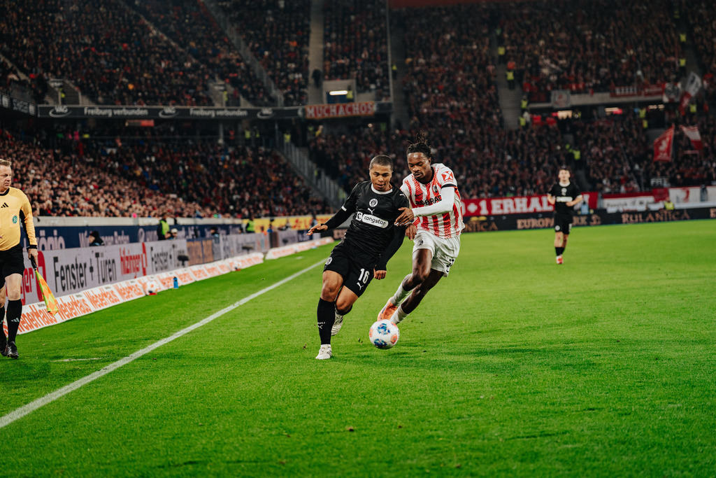 FCS00207 | Der offizielle Shop für FC St. Pauli Fotos. Wähle aus Spielszenen & Fanmomenten dein FCSP Wunschformat. Wir liefern Millerntor-Atmosphäre.