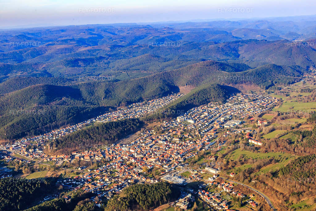Luftbild: Ortsansicht aus Südwesten in Dahn im Bundesland Rheinland-Pfalz in Deutschland. Foto: IMG_086757.jpg vom 26.03.2016 durch Werner Riehm/FLY-FOTO.de