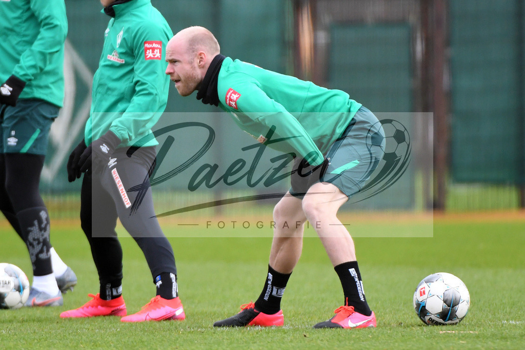 20200227_TRASVW_0022 | Fussball, Herren: Davy Klaassen (Werder Bremen) schaut waehrend der Trainingseinheit des SV Werder Bremen auf dem Trainingsplatz am wohninvest Weserstadion am 27.02.2020 in Bremen, Deutschland. - Realisiert mit Pictrs.com