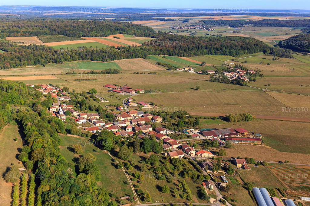 Vue aérienne: Vue de la ville depuis le sud à Vouxey dans le département Vosges, France – .Photo: IMG_118527.jpg prise le 16/09/2019 par Werner Riehm/FLY-FOTO.eu – Résolution de l'original: 5472 x 3648 px