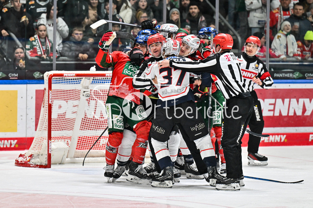 Augsburger Panther - Nürnberg Ice Tigers | AUGSBURG, GERMANY - 28. NOVEMBER: heiss her ging es im Derby zwischen Augsburg und Nürnberg / Fight / Faustkampf beim Ligaspiel zwischen den Augsburger Panthern und den Nürnberg Ice Tigers am 23. Spieltag der Penny DEL im Curt Frenzel Stadion