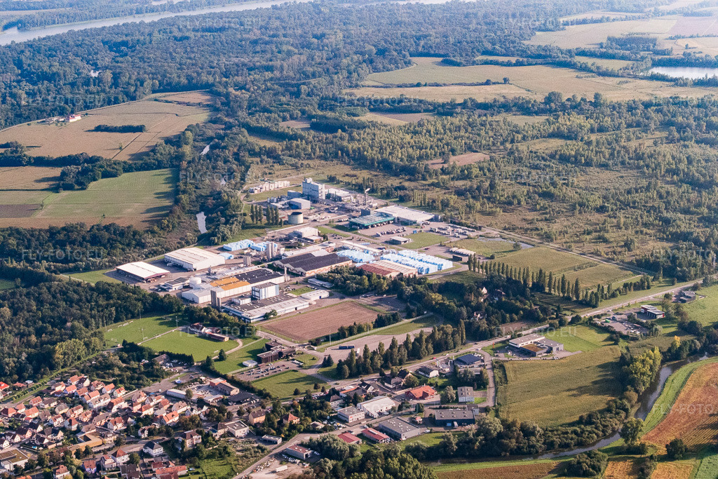 Vue aérienne: Vue de la ville depuis le nord, montrant la zone industrielle du Mülrhein avec Ravaga Building Solutions, CORTEVA et Transcendia. à Drusenheim dans le département Bas Rhin, France – .Photo: P1000947.jpg prise le 15/09/2014 par Werner Riehm/FLY-FOTO.eu – Résolution de l'original: 5472 x 3648 px – RAVAGOBUILDINGSOLUTIONS.COM – Corteva Agriscience™ | Global – Drusenheim, France | Transcendia