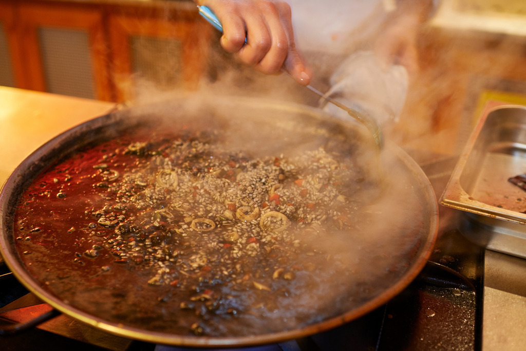 Schwarzer Reis mit Meeresfruechte | Alaró, Spanien - December 31, 2013: Schwarzer Reis mit Meeresfruechte. - Realisiert mit Pictrs.com