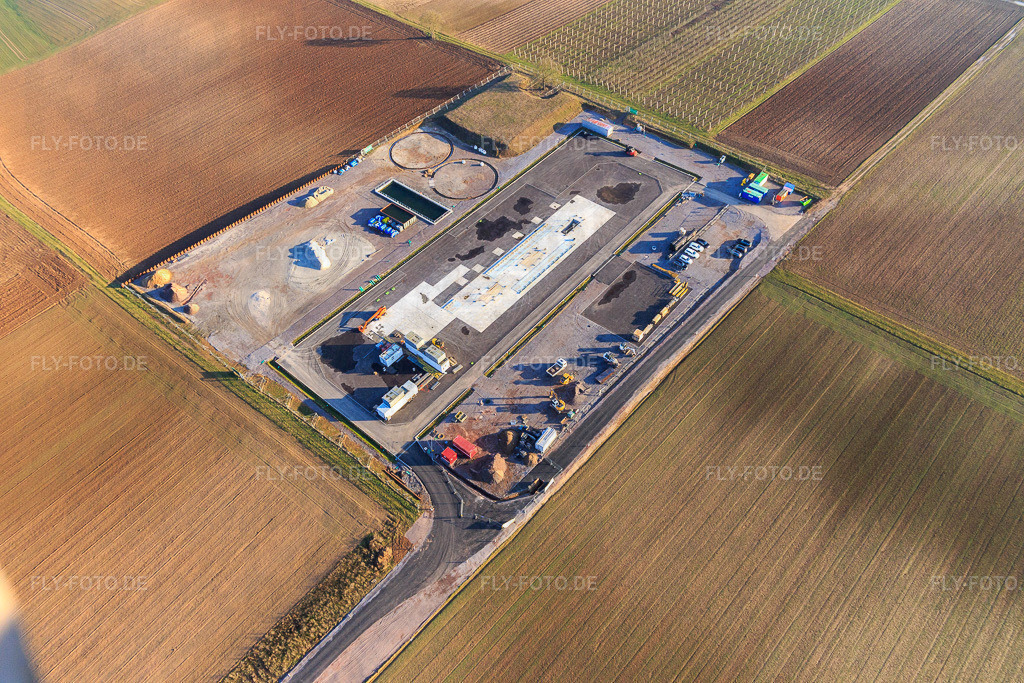 Baustelle des Tiefenbohrplatz V20 von Vulcan Energy am Schleidberg zur Förderung von Geothermie und Lithium https://v-er.eu/de/ | Luftbild: Baustelle des Tiefenbohrplatz V20 von Vulcan Energy am Schleidberg zur Förderung von Geothermie und Lithium https://v-er.eu/de/ in Insheim im Bundesland Rheinland-Pfalz in Deutschland. Foto: IMG_145341.jpg vom 02.02.2025 durch Werner Riehm/FLY-FOTO.de - Realisiert mit Pictrs.com