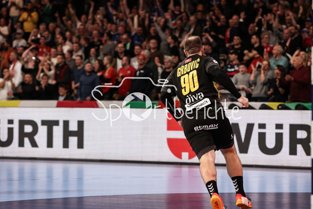 Serbien - Montenegro | Grenzenloser Jubel der Montenegriener nach dem Sieg gegen Serbien im letzten Gurppenspiel / Nemanja GRBOVIC (MNE #90) / Freude / Happy
