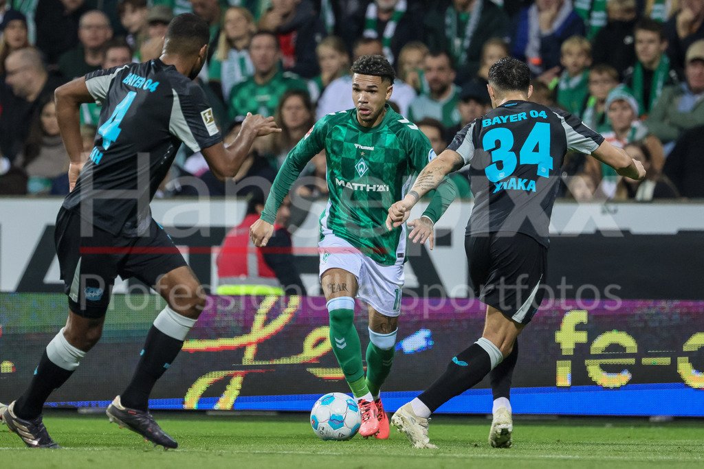 Fussball, Bundesliga, SV Werder Bremen - Bayer 04 Leverkusen | v.li.: Justin Njinmah (SV Werder Bremen, 11) und Granit Xhaka (Bayer 04 Leverkusen, 34) im Zweikampf, Duell, Dynamik, Aktion, Action, Spielszene, DIE DFL-RICHTLINIEN UNTERSAGEN JEGLICHE NUTZUNG VON FOTOS ALS SEQUENZBILDER UND/ODER VIDEOÄHNLICHE FOTOSTRECKEN. DFL REGULATIONS PROHIBIT ANY USE OF PHOTOGRAPHS AS IMAGE SEQUENCES AND/OR QUASI-VIDEO.