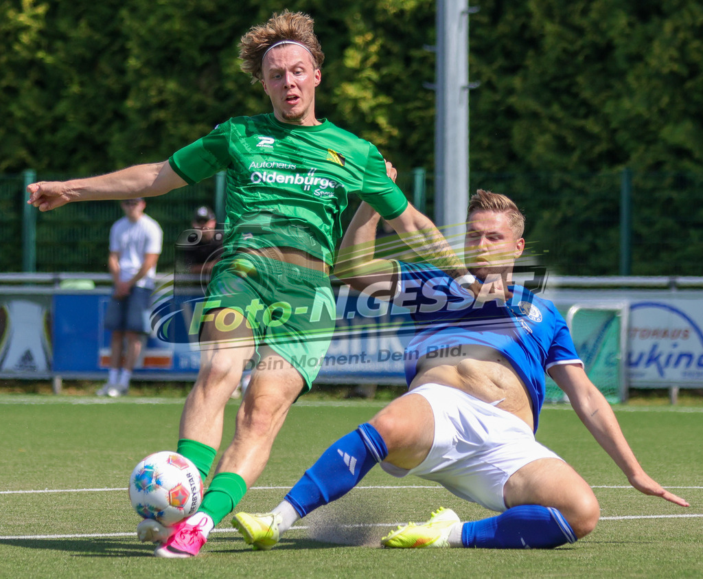 SC Enger - TuS Bruchmühlen | Auf dem Bild zu sehen: grün SC Enger: Tim Maurice Fabert ; blau TuS Bruchmühlen: Justin HöhneBünder SV, TuS Bruchmühlen II, Saison 26/27, Kreisliga A, Enger, Deutschland - Realisiert mit Pictrs.com