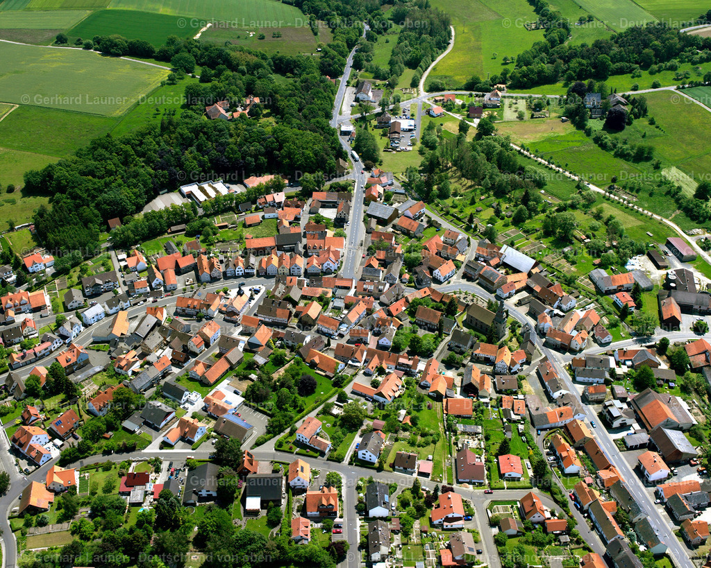 2614128 | GLEIMENHAIN 09.06.2006 Ortsansicht der Straßen und Häuser der Wohngebiete in Gleimenhain im Bundesland Hessen, Deutschland // Town View of the streets and houses of the residential areas in Gleimenhain in the state Hesse, Germany Foto: Gerhard Launer