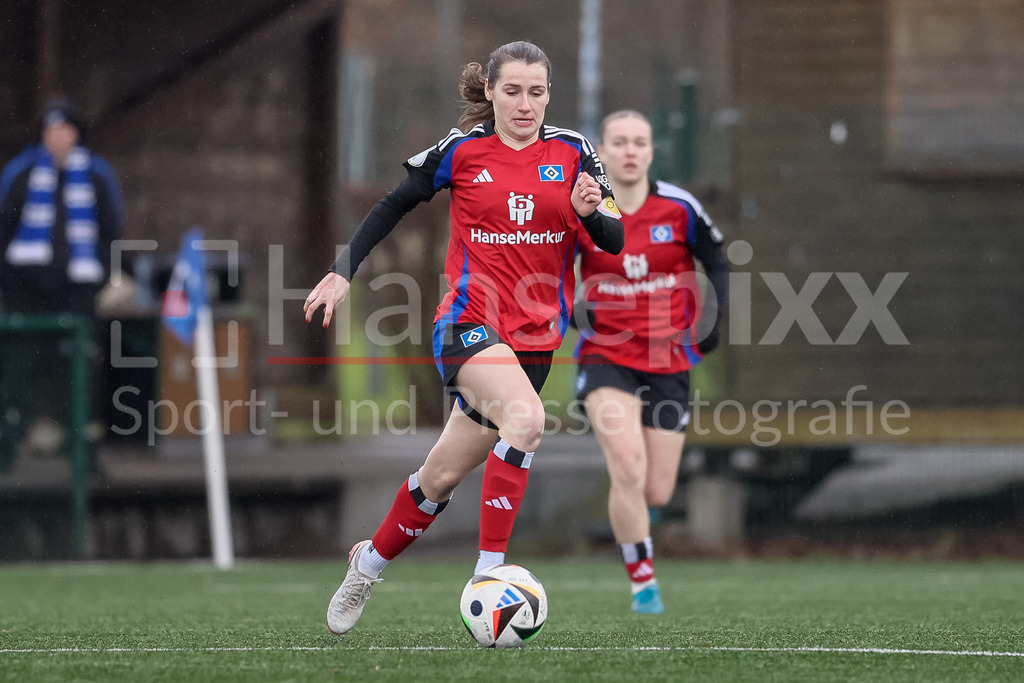 Fussball, Testspiel Frauen, Hamburger SV - 1. FFC Turbine Potsdam | v.li.: Pauline Machtens (Hamburger SV, 28) am Ball, Einzelbild, Ganzkörper, Aktion, Action, Spielszene