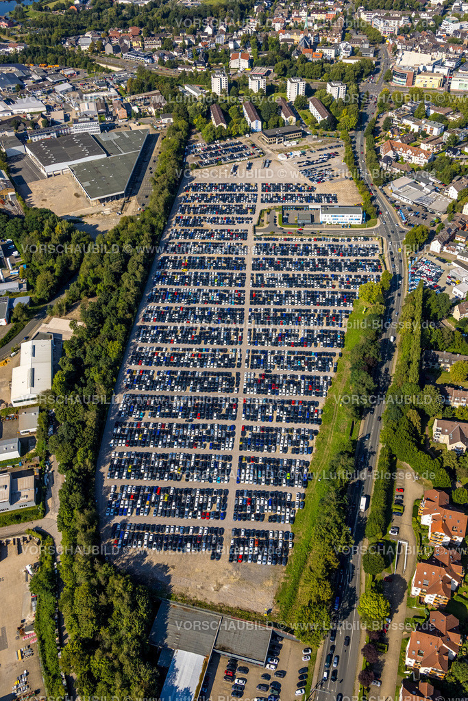 Hattingen240810161 | Luftbild, Gewerbegebiet Nierenhofer Straße, ehemaliges O&amp;K Gelände für geplantes Stadtquartier, aktuell Großparkplatz mit Hunderten von PKW, Polizeiwache Hattingen, Rosenthal, Hattingen, Ruhrgebiet, Nordrhein-Westfalen, Deutschland